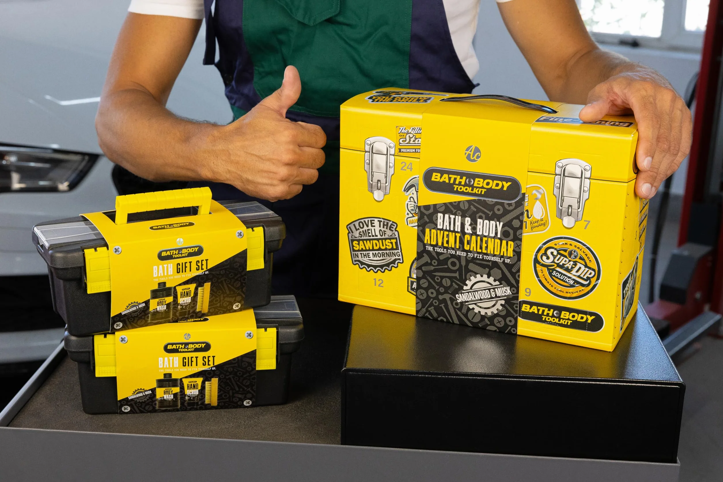 Accentra Set regalo BATH + BODY TOOLKIT per uomini, gel doccia da 400 ml, 50 ml, peeling a mano e spazzola per unghie in legno, confezionato in una fantastica valigetta degli attrezzi