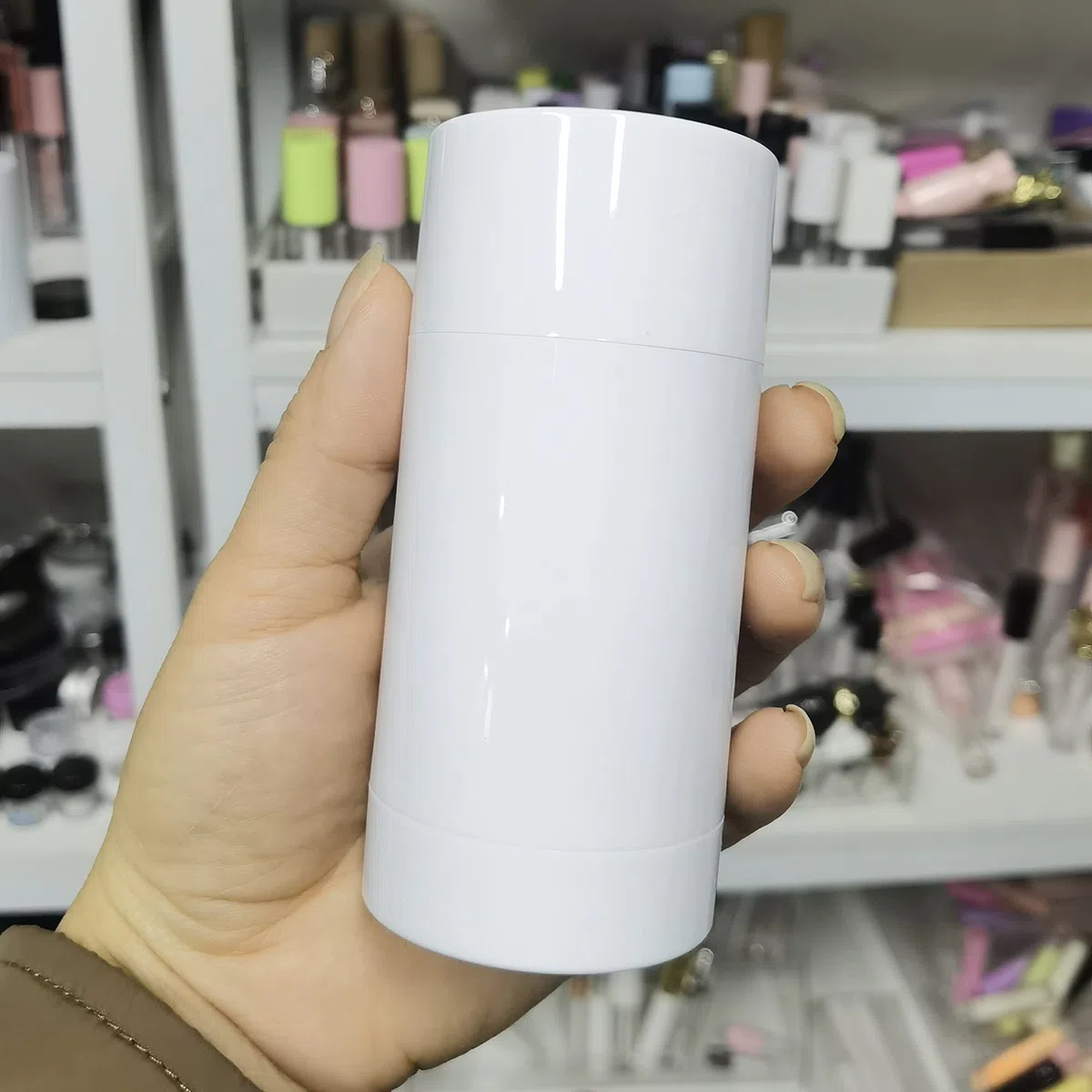 COSIDEA 6 contenitori di deodorante bianchi rotondi vuoti da 75 g / 2,5 once, riempimento fondo, grandi tubetti twist-up per capelli, bottiglia di balsamo per labbra in cera