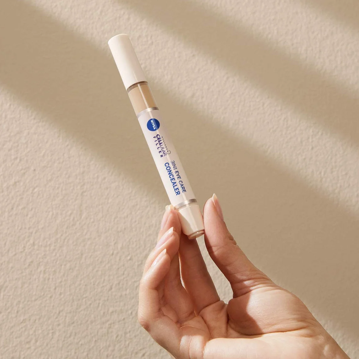 NIVEA Hyaluron Cellular Filler 3IN1 Correttore per il Contorno Occhi Chiaro (4 ml), Correttore Anti-Età con Acido Ialuronico, Penna correttiva per Occhiaie, Arrossamenti e Brufoli