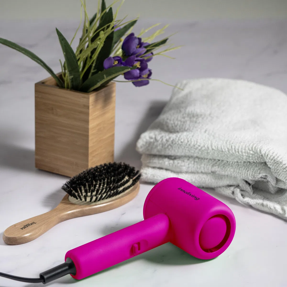 Innoliving Asciugacapelli Mini INN-612, Compatto e Pieghevole, 1200W, Doppia Velocità, Design Portatile per Viaggi e Palestra, Disponibile in Vari Colori, Facile da Usare e Trasportare (Fucsia)