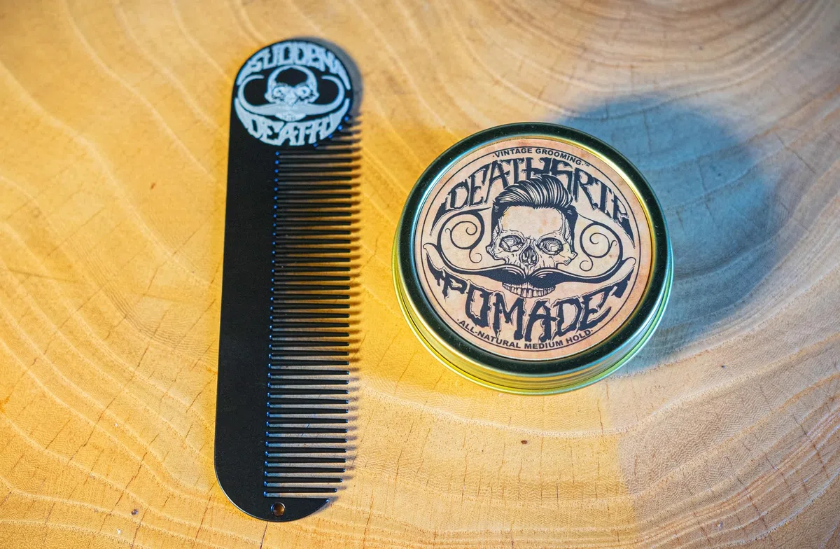 THE VINTAGE GROOMING CO. Death Grip - Pomata per capelli da uomo e pettine tascabile grande in metallo, pomata per capelli da 56,7 g e pettine in metallo da 12,7 x 3,2 cm