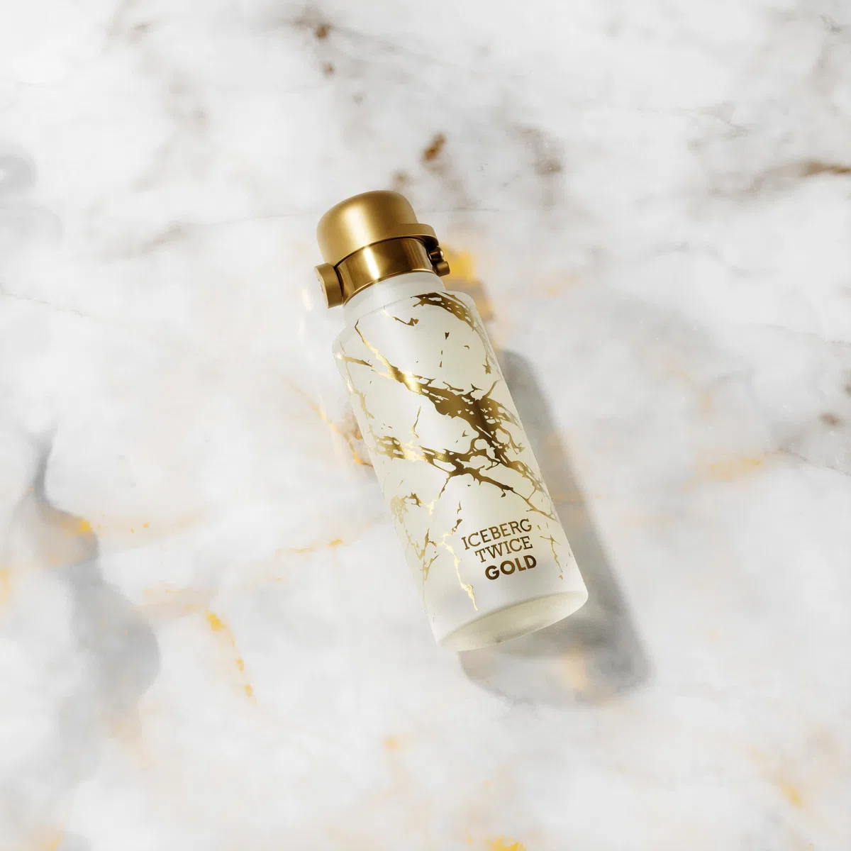 ICEBERG Twice Gold – Eau de Toilette 125 ml, Profumo da Uomo Opulento dalle Note Legnose e Vellutate, Lussuoso Flacone Cilindrico Effetto Marmo, Per Gli Uomini che Amano Vivere Intensamente