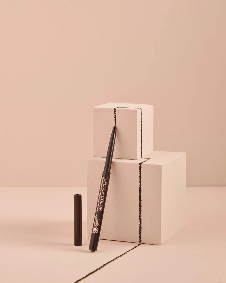 Bionike Defence Color - Absolute Stylo Matita Waterproof Occhi Nera Automatica, Long Lasting Fino a 24 Ore, Tratto Ultra-Fine e Preciso, Dona uno Sguardo Intenso e Profondo