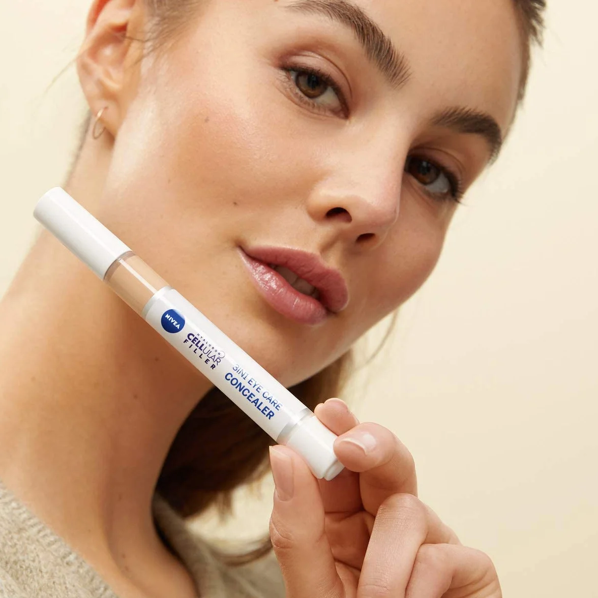 NIVEA Hyaluron Cellular Filler 3IN1 Correttore per il Contorno Occhi Chiaro (4 ml), Correttore Anti-Età con Acido Ialuronico, Penna correttiva per Occhiaie, Arrossamenti e Brufoli